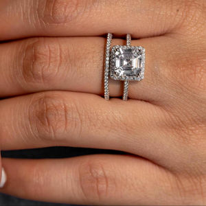 Anillo de compromiso con diamante cultivado en laboratorio de corte Asscher, halo de diamantes, doble banda, pavé de diamantes, joyería nupcial de lujo. - Product Image 1