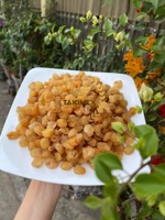 Lichtgeelbruine hele gedroogde longan, zoet van smaak, zonder suiker, tropisch fruit snack voor een gezonde soep, afkomstig uit Vietnam.