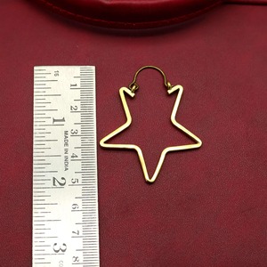 Pendientes de Latón de Lujo con Acabado de Alta Gama, Pendientes de Latón con Acabado Liso, Precio de Fábrica al por Mayor, Artesanía en Metal - Product Image 4