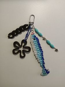 Porte-clés brodé de qualité supérieure avec des perles colorées, des broderies complexes faites à la main et une finition élégante - Product Image 1