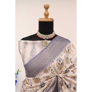 SAREE DE TRAVAIL EN SOIE À IMPRESSION FLORALE ET NUMÉRIQUE AVEC BLOUSE NON COUCHÉE BLANC CASSÉ - Product Image 2