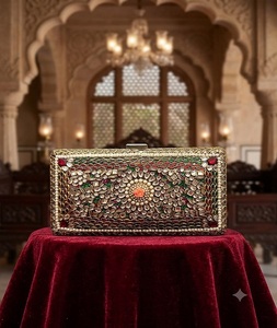 Bolso de mano tipo clutch Kundan con cuentas, grabado en relieve, con cadena de metal chapada en oro, hecho a mano, para bodas, eventos al aire libre, personalizado. - Product Image 3