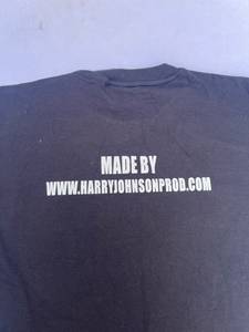 เสื้อยืดแขนสั้นสีดำสำหรับผู้ชาย ยี่ห้อ Harry Johnson ทรงปกติ ผ้าคอตตอนเจอร์ซีย์ สวมใส่สบาย คอกลม พิมพ์ลายโลโก้ด้านหน้า เนื้อผ้าเบา น้ำหนักเบา พิมพ์ลายดิจิทัล - Product Image 4