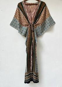 ชุดคลุมชายหาดลายสัตว์แบบใหม่ คอวี ปิดด้วยเชือกผูก ทรงปล่อยชายระบาย ผ้าฝ้ายอินเดียเนื้อนุ่ม แต่งลูกไม้ ยาวเต็มตัว สำหรับผู้หญิง - Product Image 3