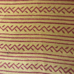 ผ้าฝ้ายพิมพ์ลายบล็อกอินเดีย ลายเรขาคณิตซิกแซกสีน้ำตาลแดงบนพื้นสีมัสตาร์ด - Product Image 1