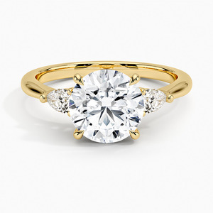 Anillo de Compromiso Clásico con Tres Diamantes en Forma de Pera - Product Image 1