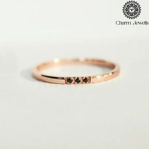 Bague de fiançailles minimaliste pour femme Charm_Jewells, plaquée or rose, sertie de trois pierres de moissanite taille coussin, certifiée IGI - Product Image 3