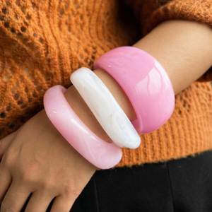 Bracelet en résine de créateur, bijou tendance, bracelet moderne en résine pour femme, bracelet vintage en résine, accessoire de mode - Product Image 3
