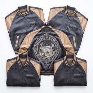 Blouson Bomber en Satin Zippé à Manches Raglan Charcoal Tan Freestone Sawyers Guild avec Broderie au Dos de Maçonnerie, Veste de Sportive en Gros - Product Image 1