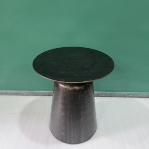 Mesa Auxiliar de Hierro de Diseño Artesanal con Acabado Antiguo, Forma Irregular, para Sala de Estar, Hecha en Uttar Pradesh - Product Image 4