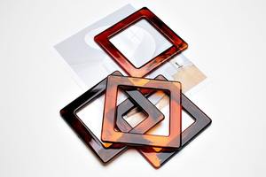 Bolsos de resina hechos a medida con asa de hoja grande y adornos de latón, ideales para la reventa por parte de tiendas de accesorios de moda. - Product Image 3