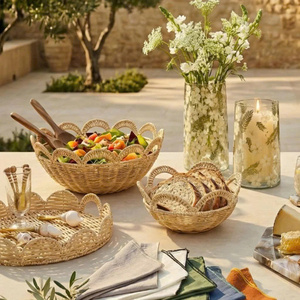 Plateau rond en rotin tressé festonné tendance avec poignées, collection de cuisine, ensemble de vaisselle décorative pour la maison - Product Image 3