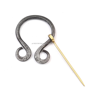 Tête de broche en acier damas forgée à la main unique avec broche en laiton Durable polyvalent pour un usage quotidien broches médiévales - Product Image 1