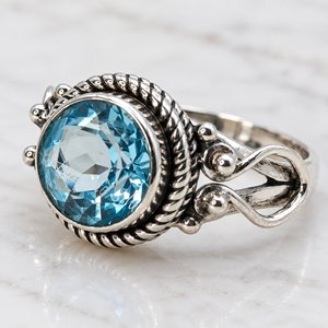 Anillo de Promesa Boho de Plata de Ley con Topacio Azul, Engaste de Bisel y Baño de Rodio, Anillo de Boda para Mujer, Piedra de Nacimiento de Diciembre - Product Image 1