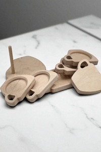 Sous-verres en bois faits à la main au design antique moderne avec des détails complexes pour une touche rustique et élégante sur la table - Product Image 4