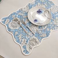Quatre nappes et quatre sets de table en coton matelassés à motif floral bleu clair, avec bordure ondulée, style indien vintage, faits à la main, de luxe et écologiques