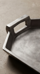 Plateau de service en métal géométrique personnalisé, finition argent antique, avec poignées intégrées, pièce maîtresse décorative pour le salon - Product Image 4
