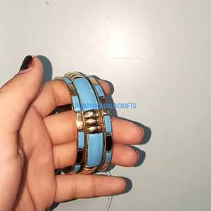 Elegante brazalete de resina azul cielo con detalles en tono dorado, hecho a mano para uso diario, festivo y para fiestas. - Product Image 2