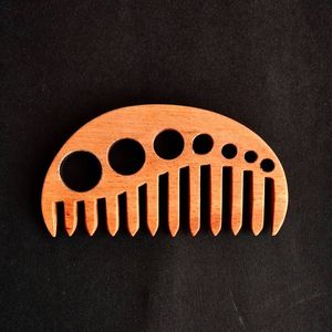 Mini peigne en bois fait main, peigne à cheveux de poche en bambou naturel, cadeau artisanal écologique - Product Image 1