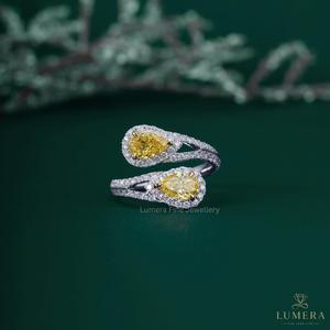 LUMERA FINE JEWELLERY Bague Toi et Moi en Or Blanc 18K avec Diamant Jaune Fantaisie de Coupe Poire Cultivé en Laboratoire et Double Halo, Bande Ouverte Enveloppante - Product Image 1