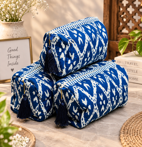 Ensemble de trousses de toilette en coton matelassé faites à la main |   Trousse de toilette de voyage bleue et blanche |   Pochette à maquillage et accessoires faite à la main |   Sac de toilette à fermeture éclair - Product Image 4