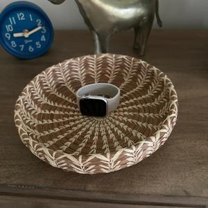 Cesta Redonda Multiusos de Ratán de Diseño, Perfecta para Servir, Decoración del Hogar y Base para Cestas de Regalo, Hecha a Mano en India - Product Image 3