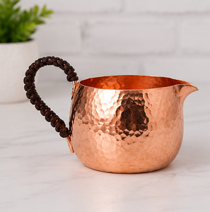 Carafe à crème en cuivre martelé avec poignée perlée foncée, vaisselle vintage pour la salle à manger, carafe de service isolée écologique de style vintage - Product Image 4