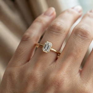 Anillo de Compromiso con Moissanita Corte Esmeralda, Bañado en Oro Amarillo, Engaste de Bisel, Estilo Geométrico Clásico para Mujer - Product Image 5