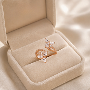 Anillo de Mariposa con Diamante Cultivado en Laboratorio, Corte Pera, en Oro de 18K |   Banda Abierta Inspirada en la Naturaleza |   Joyería de Lujo para Mujer por Aniversario - Product Image 3