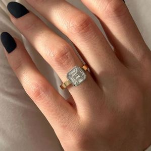 Anillo de Compromiso de Oro de 14K con Diamante Cultivado en Laboratorio de Corte Asscher de 2.5 Quilates, Anillo de Novia Solitario Moderno con Certificación IGI - Product Image 6