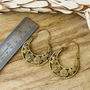 Pendientes de aro espirales tribales de alta demanda, joyería bohemia de latón para mujer, acabado de latón antiguo, pendientes étnicos de media luna, venta al por mayor/OEM/ODM - Product Image 3