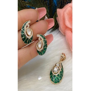 Magnifique ensemble de colliers pendentifs plaqués or finition blanche avec boucles d'oreilles en zircon, idéal pour les mariages et les soirées. - Product Image 1