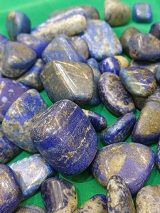 Pierre de Lapis Lazuli Naturelle de Qualité Supérieure, Polie, Cristal Bleu pour la Sagesse, la Communication et la Concentration du Chakra du Troisième Œil - Product Image 2