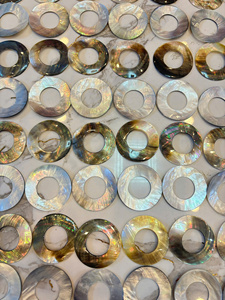 Colgante único de concha marina Aurora – Disco redondo de nácar para la fabricación de joyas y manualidades DIY - Product Image 6