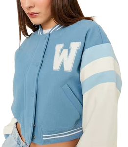 Chaqueta Varsity Corta de Manga Larga para Mujer: Colores Personalizados y Logotipo Bordado, Corte Casual, Estilo Letterman - Product Image 4