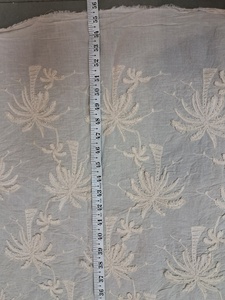 Tissu en coton blanc pur en gros avec motifs de palmiers tropicaux et broderie 3D en cordon pour vêtements de plage et tenues d'été - Product Image 4