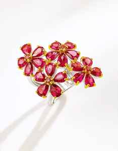 Bague de luxe en rubis rose, design feuille, conçue pour une élégance romantique, une beauté naturelle et un attrait intemporel de bijoux haut de gamme - Product Image 1