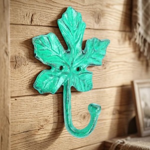 Crochet mural en métal vert forêt motif feuille d'érable, patère rustique en fonte pour manteaux et chapeaux, motif végétal décoratif - Product Image 1