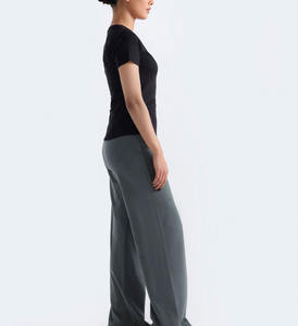 Camiseta Clásica Negra de Cuello Redondo para Mujer, Diseño Moderno, Fabricada en Pakistán, 100% Algodón, Ropa Casual OEM - Product Image 4