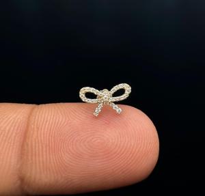 Pendientes de Diamante Radiante con Forma de Lazo en Oro de 14K con Delicado Estilo de Cinta - Product Image 2