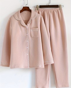Conjunto de pijama con estampado de corazones y mariposas para mujer Elegance (tallas S-XXL) |   Ropa de Dormir Romántica para Cenas a la Luz de las Velas, Noches Cálidas de Cine en Casa - Product Image 1
