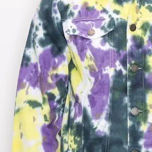 Veste en jean noire délavée sur mesure pour homme, de haute qualité, avec rivets vintage, broderie, poche ornée de strass et motif imprimé au dos, collection automne - Product Image 3