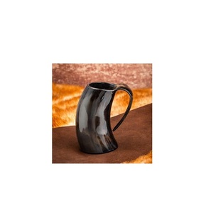 Elegantes tazas de cuerno talladas que ofrecen un agarre cómodo, una impresionante adición a la colección de artículos de bar para los entusiastas del arte cultural. - Product Image 1