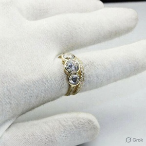 Anillo de compromiso y boda de lujo vintage con tres moissanitas talladas, engaste de garra, plata de ley 925 chapada en oro amarillo - Product Image 2