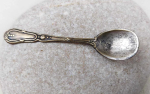 Mini-cuillère vintage plaquée argent avec manche orné et marques de fabricant, couverts de table européens en acier inoxydable brillant pour la restauration - Product Image 3