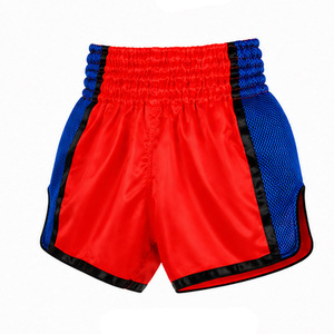 Shorts de Muay Thai pour hommes en satin polyester rouge et bleu, taille haute, fermeture élastique, respirant, décontracté, logo frontal - Product Image 6