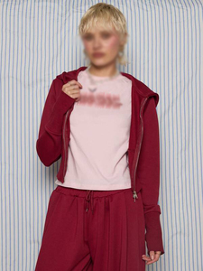 Sweat à capuche court zippé pour femme, rouge bordeaux, en molleton bouclette, coupe ajustée, style streetwear décontracté, avec logo personnalisé, collection automne-hiver - Product Image 6