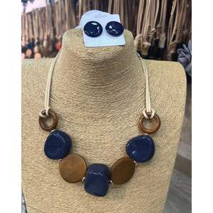 Collier en résine moderne pour les soirées et les événements de mode, artisanat en résine fait à la main - Product Image 2