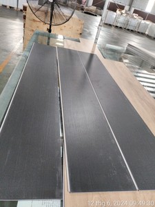 Suelo SPC de Vinilo Rígido con Sistema de Clic, Resistente al Agua, para Uso Residencial y Comercial - Product Image 3