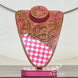 Soporte de exhibición de collares de cuero floral con estampado de tablero de ajedrez rosa, estilo occidental, duradero, tendencia 2026 - Product Image 1